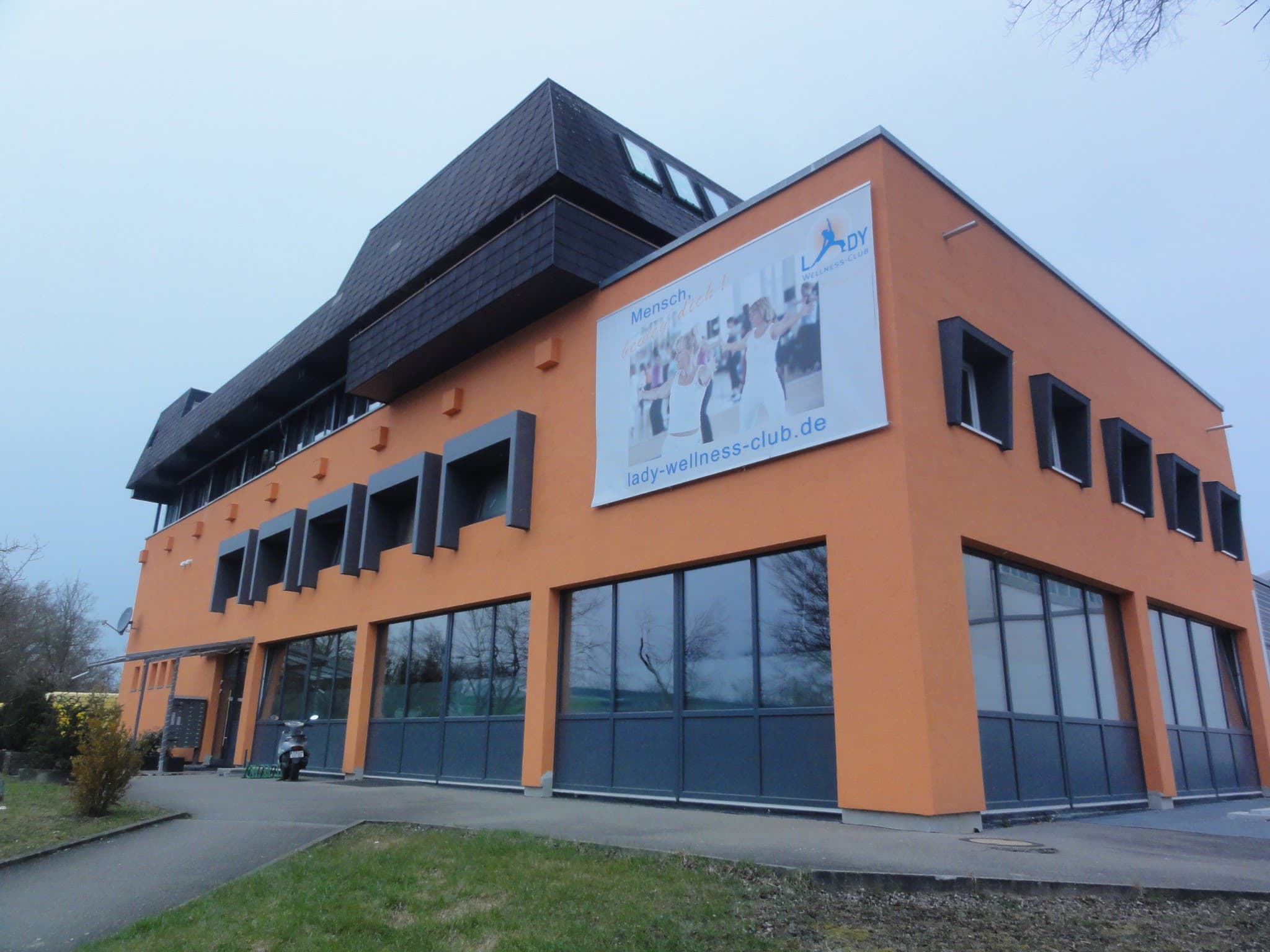 Dr. PhD. Qiong Wang-Kunle, Chinesische Medizin und Akupressurmassage, Heilpraktikerin – Thai Massage in Tübingen