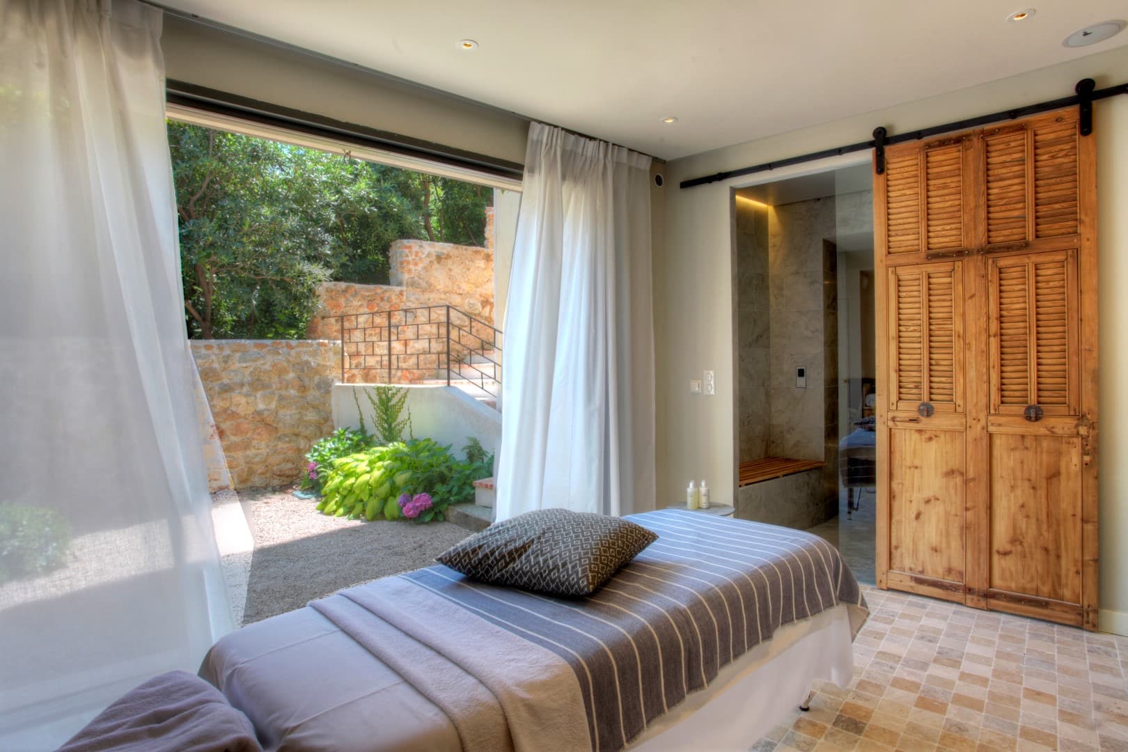 Mobile Massage Cannes - Yannick Paillet Masseur à domicile I Méthode Renata França – massage thaï in Cannes